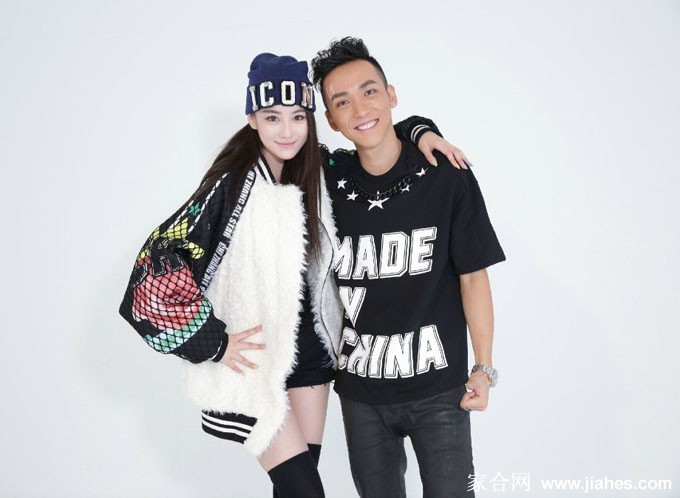 张馨予运动风尚大片 力量与柔美的光影协奏 张馨予手持健身球自信微笑 阳光洒落肩头洋溢健康活力