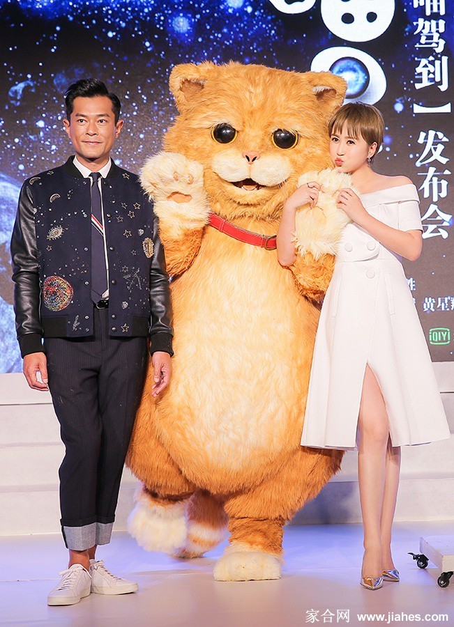 演员马丽光影瞬间:舞台之外的多样魅力 马丽在户外活动中随风起舞的瞬间,裙摆飞扬,她展现出一如既往的灿烂笑容与洒脱姿态