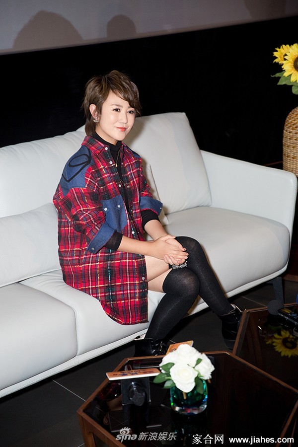 演员马丽光影瞬间:舞台之外的多样魅力 马丽身着优雅晚礼服出席颁奖典礼,在红毯上驻足微笑,星光璀璨下彰显其作为一线演员的非凡气度