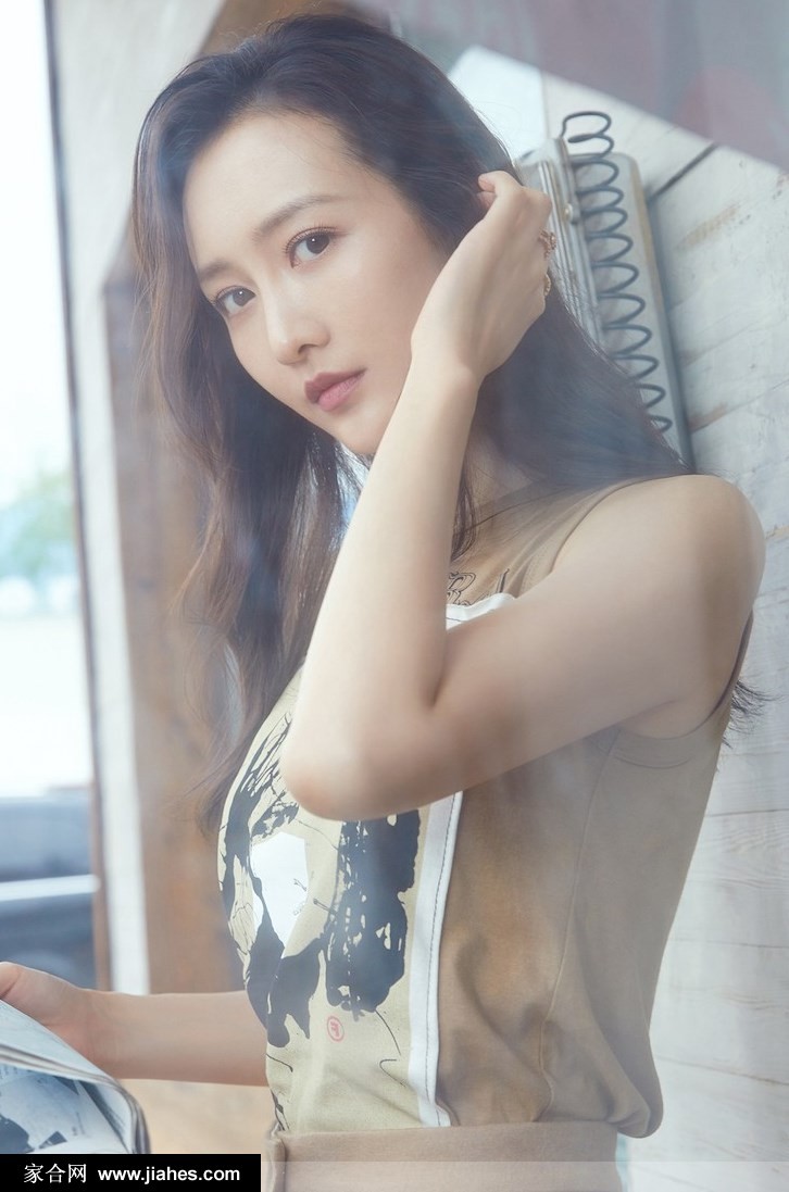 王鸥都市光影记:职业装下的妩媚瞬间 王鸥漫步于林荫道回头凝视镜头,眼神充满故事感,职业套装在斑驳树影下显得格外柔和