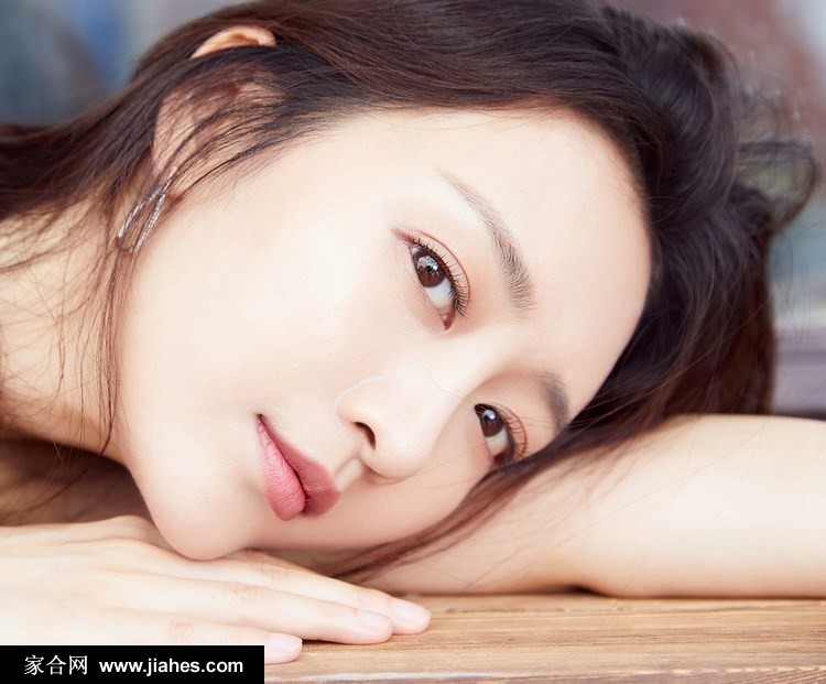 王鸥都市光影记:职业装下的妩媚瞬间 王鸥倚靠路灯杆露出温柔微笑,职业套装与街头环境完美融合,整体画面洋溢着温暖轻松的都市情调