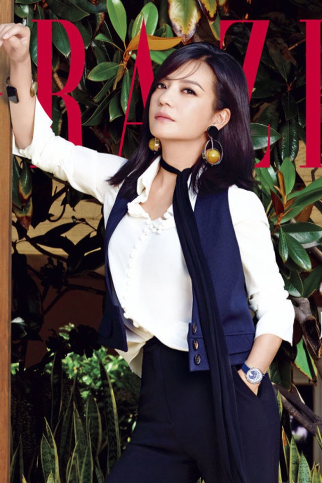 赵薇西装写真展露飒爽英姿 赵薇微仰下颌目光遥望远方,侧光打亮半边脸庞,展现朦胧而富有故事感的瞬间