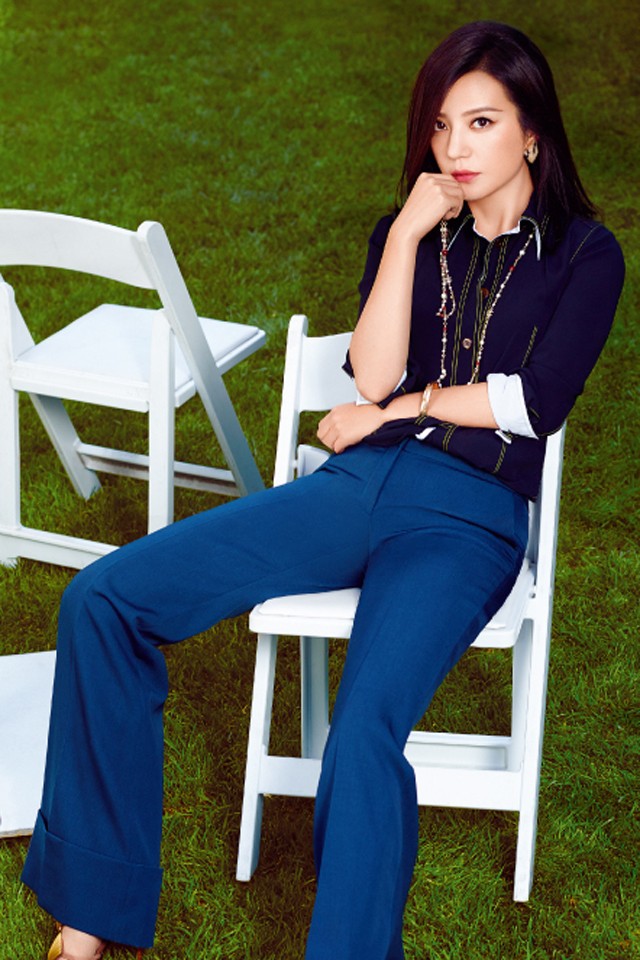 赵薇西装写真展露飒爽英姿 赵薇背影转身回眸瞬间,西装挺拔线条与动态发丝交织,定格从容大气的瞬间