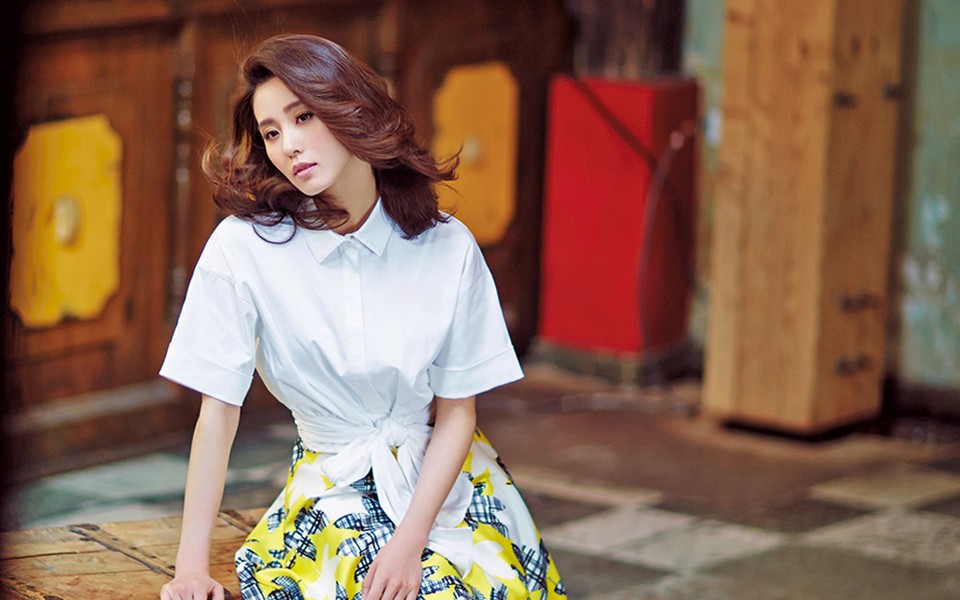 刘诗诗轻熟风韵光影诗篇 刘诗诗以黑色皮衣造型亮相,侧光勾勒精致轮廓,眼眸深邃展现飒爽酷雅气质