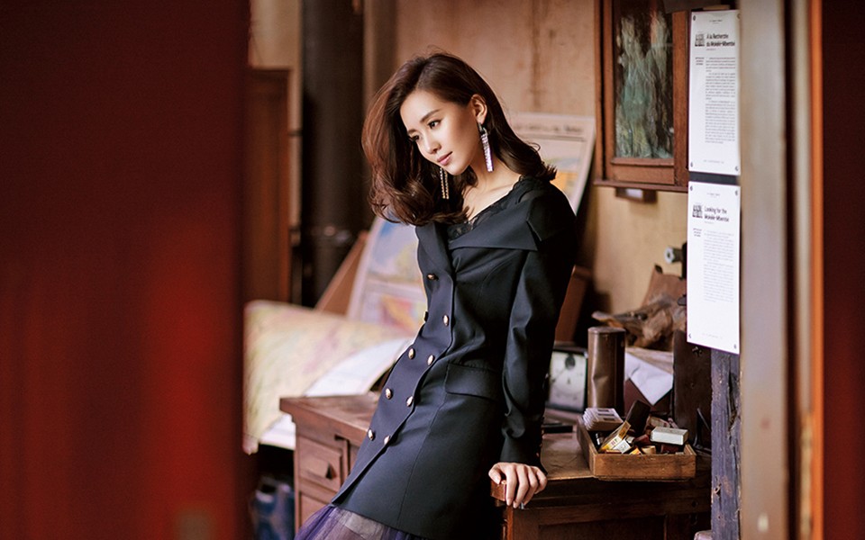 刘诗诗轻熟风韵光影诗篇 刘诗诗身穿浅色高领毛衣,低头浅笑间流露温婉气息,画面充满恬静暖意