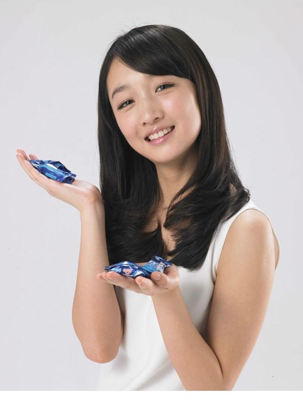 周冬雨清甜灵动形象俘获豪门男友心路历程 周冬雨展露灿烂笑颜,感染力十足,宛若邻家女孩般亲切