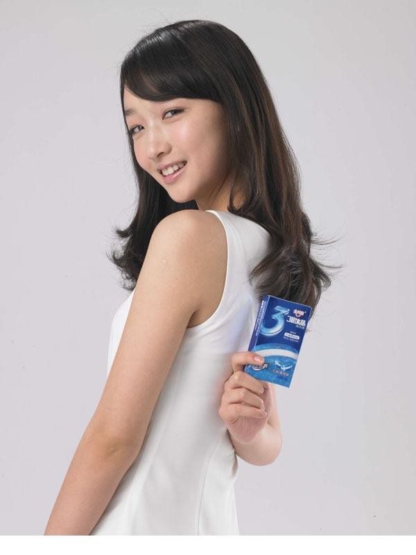 周冬雨清甜灵动形象俘获豪门男友心路历程 周冬雨回眸瞬间,发丝轻扬,笑容干净纯粹如初雪