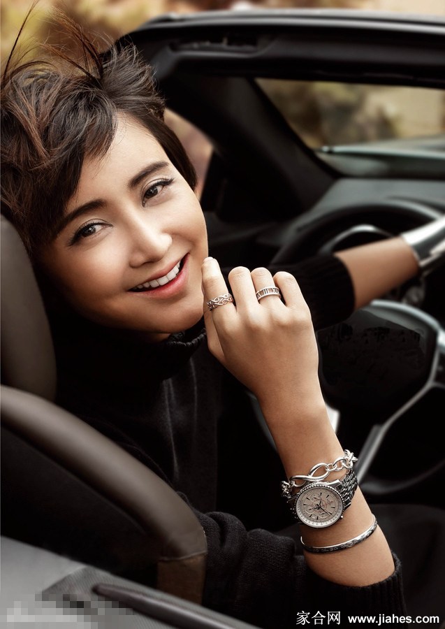 风舞青丝映韶华 光影流转媚生姿 光影交错勾勒轮廓 明暗之间尽显迷离风情