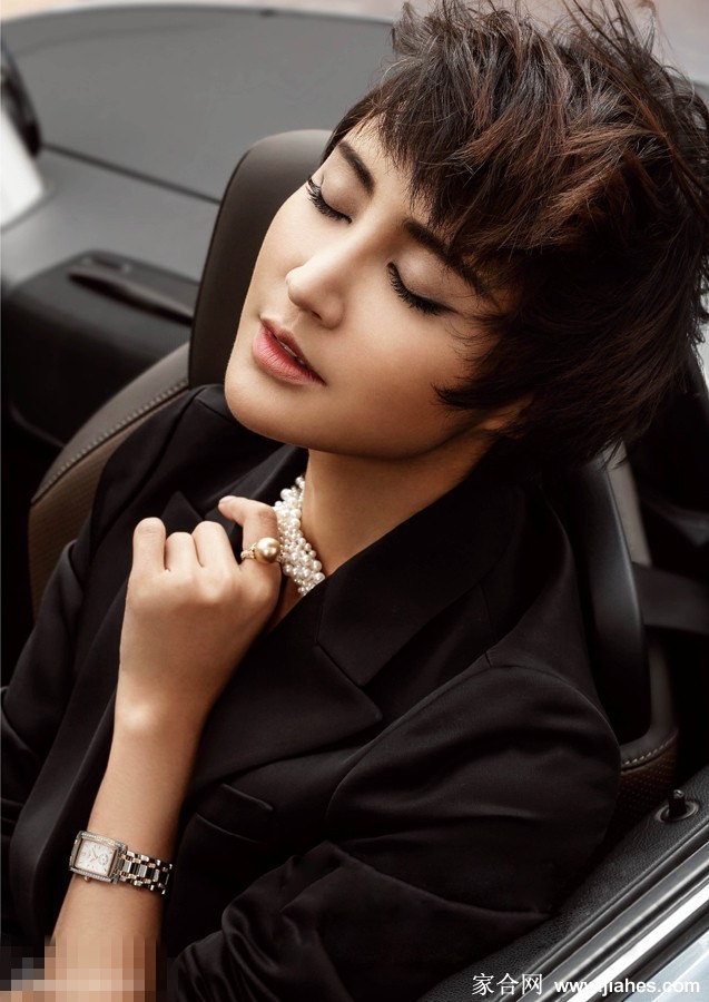 风舞青丝映韶华 光影流转媚生姿 回眸瞬间发随风动 嫣然浅笑气韵自成