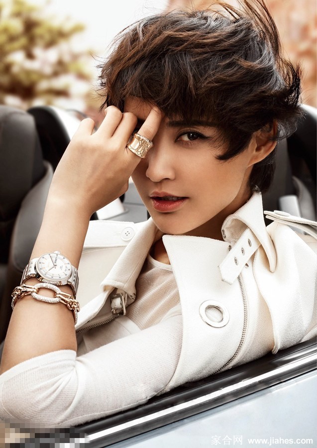 风舞青丝映韶华 光影流转媚生姿 发梢轻扬眼神璀璨 定格灵动一瞬的永恒