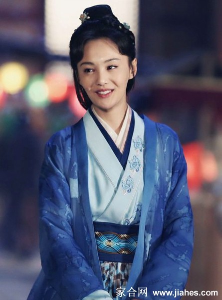 玉馔凝香美人赋 郑爽于案前执笔书写,侧颜沉静,阳光洒落肩头,勾勒出专注而美好的轮廓