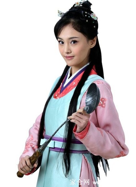 玉馔凝香美人赋 暖黄灯光下,郑爽托腮而坐,眼眸中映着点点星光,似有万千故事欲说还休