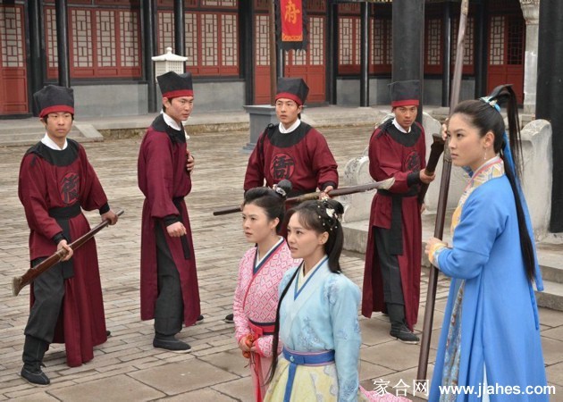 玉馔凝香美人赋 月夜窗棂前,郑爽手捧温热羹汤,氤氲热气模糊了面庞,唯留温柔剪影