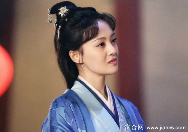 玉馔凝香美人赋 庭院深深,郑爽一袭水蓝衣裙倚栏而立,回眸间清风拂过衣袂,宛如画中仙