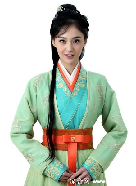 玉馔凝香美人赋 郑爽系着绣花围裙,巧手翻飞雕琢食材,神情专注如进行一场艺术创作