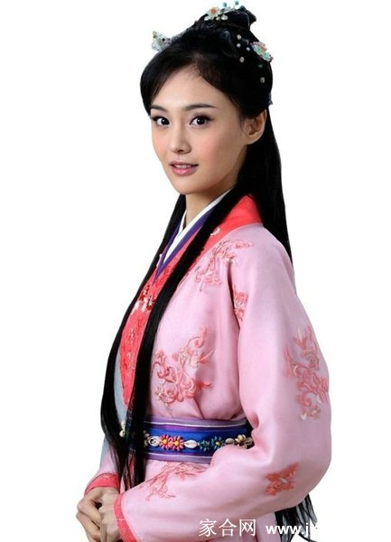 玉馔凝香美人赋 郑爽一袭白衣似雪,在古朴厨房中忙碌,举手投足间尽显古典厨娘的优雅风范