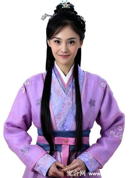 玉馔凝香美人赋 郑爽与剧中人对坐桌旁,手捧茶杯轻声细语,画面温馨充满生活气息